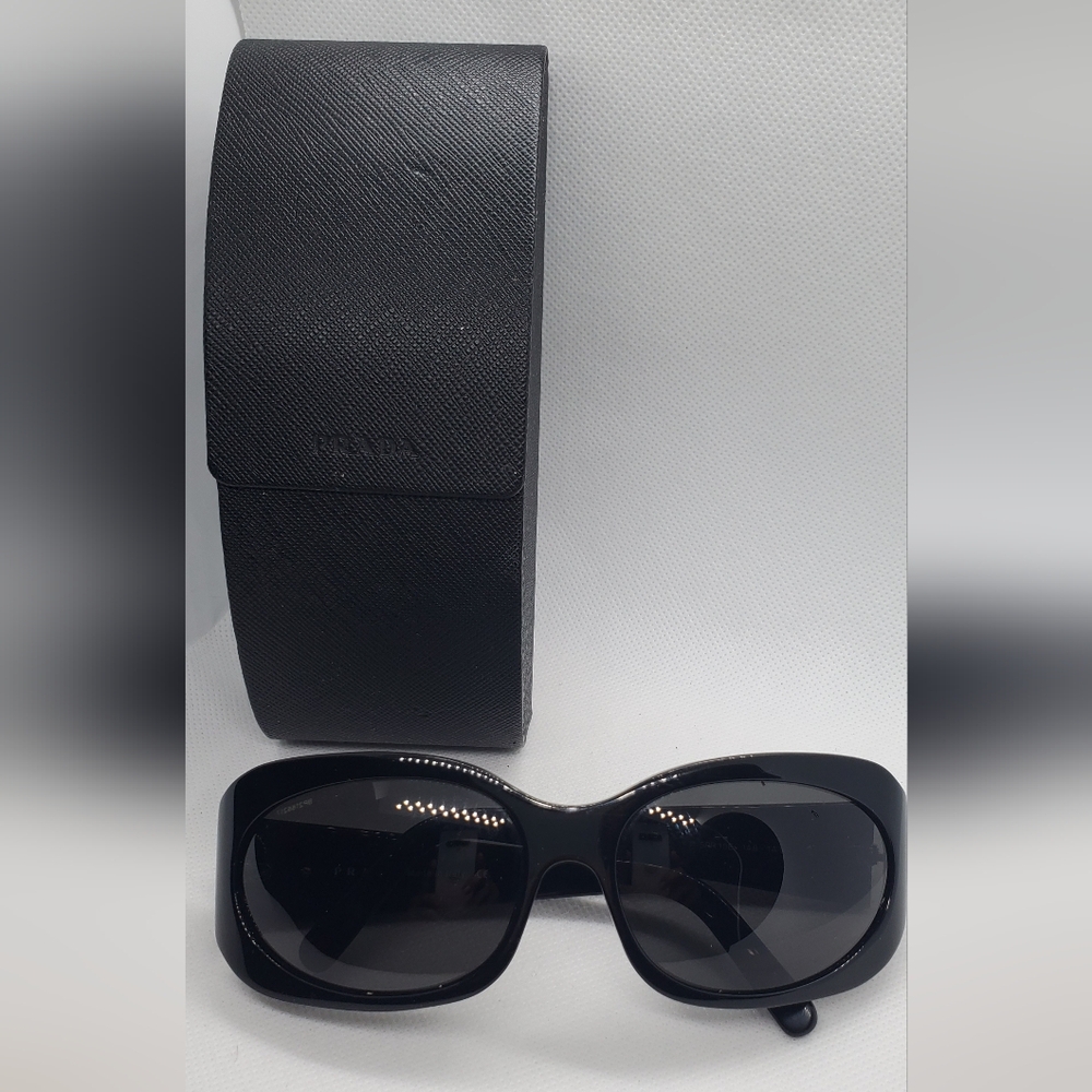 PRADA -women sunglasses -black- case and wipe clean included - "like-new"